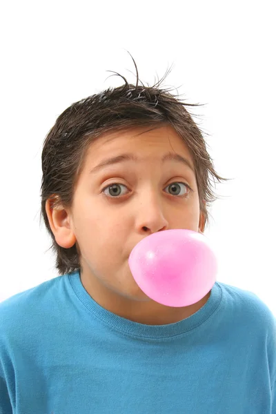 Menino soprando uma pastilha elástica rosa — Fotografia de Stock