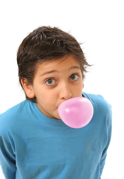 Menino soprando uma pastilha elástica rosa — Fotografia de Stock