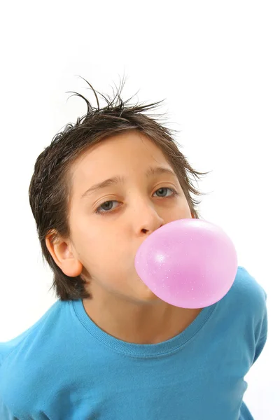 Jongen waait een roze kauwgom — Stockfoto