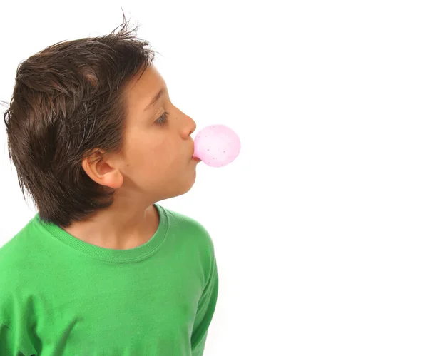 Мальчик, выдувающий розовую жвачку — стоковое фото