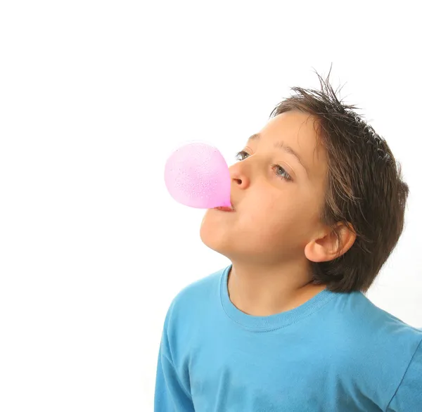Garçon soufflant une gomme à bulles rose — Photo