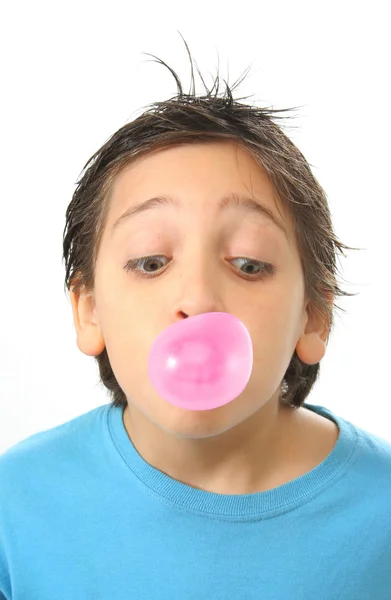 Pojken blåser en rosa tuggummi — Stockfoto