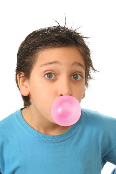 Jongen waait een roze kauwgom — Stockfoto