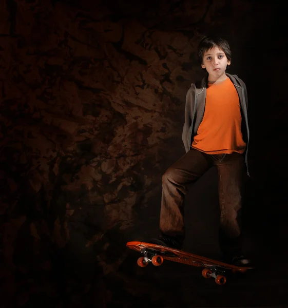 Skater-Junge mit cooler Einstellung. Grunge-Stil — Stockfoto