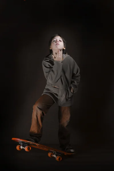Skater jongen met een koele houding. grunge stijl — Stockfoto