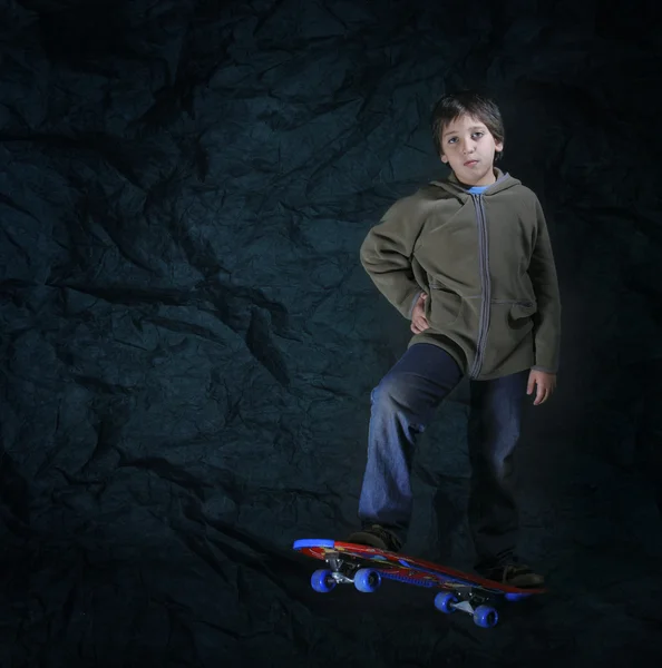 Rapaz patinador com uma atitude fixe. Estilo Grunge — Fotografia de Stock
