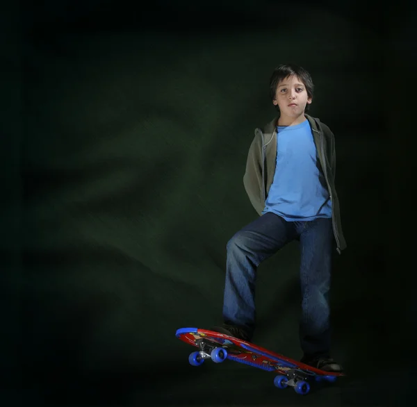 Skater jongen met een koele houding. grunge stijl — Stockfoto