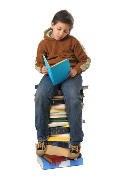 Estudiante sentado en un montón de libros —  Fotos de Stock