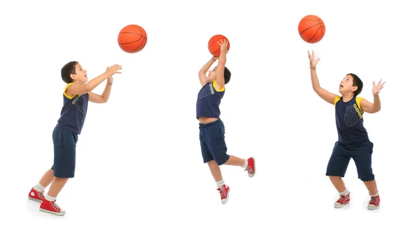 Menino jogando basquete isolado Imagens De Bancos De Imagens