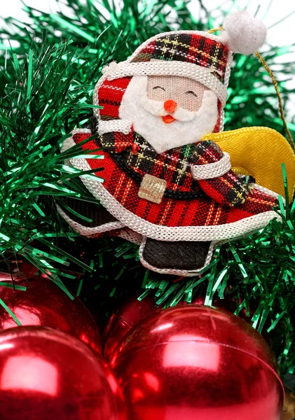 Weihnachtsmann und Weihnachtskugeln — Stockfoto