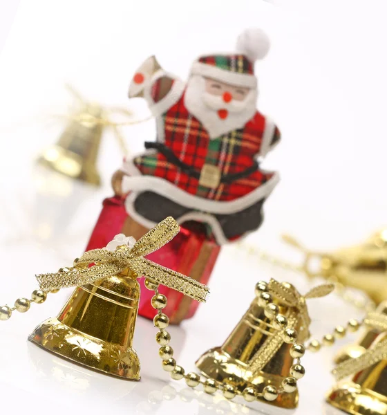 Santa sobre caixa de presente com sinos de Natal — Fotografia de Stock