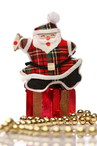Щасливий Санта над подарунковою коробкою — стокове фото