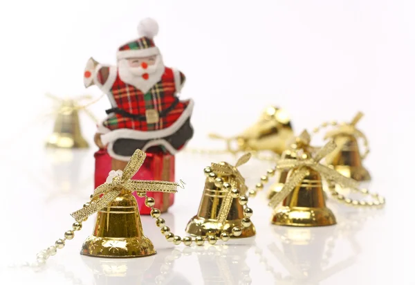 Santa sobre caixa de presente com sinos de Natal — Fotografia de Stock