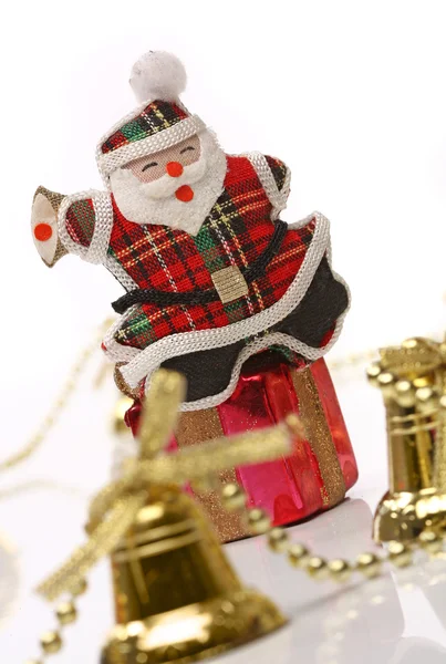 Санта над подарунковою коробкою з різдвяними дзвіночками — стокове фото