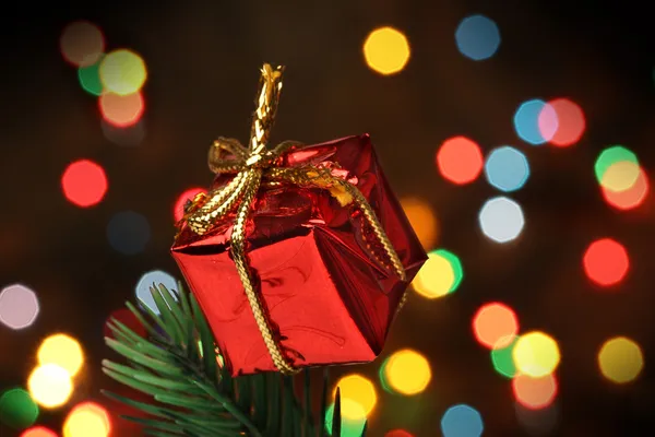 Caja de regalo sobre un árbol de ramas de Navidad —  Fotos de Stock