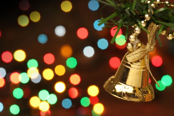 Christmas bell opknoping op de boom van een branch — Stockfoto