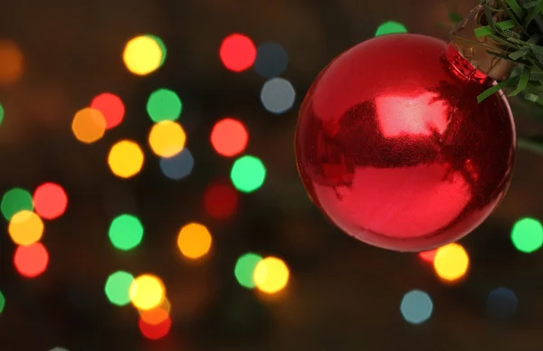 Boule de Noël suspendue sur branche d'arbre — Photo