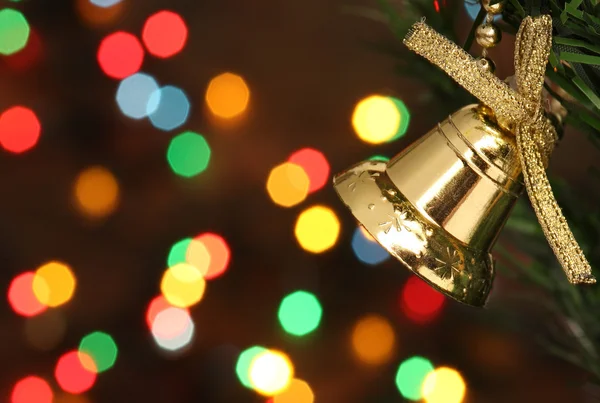 Campana de Navidad colgando de un árbol de ramas — Foto de Stock