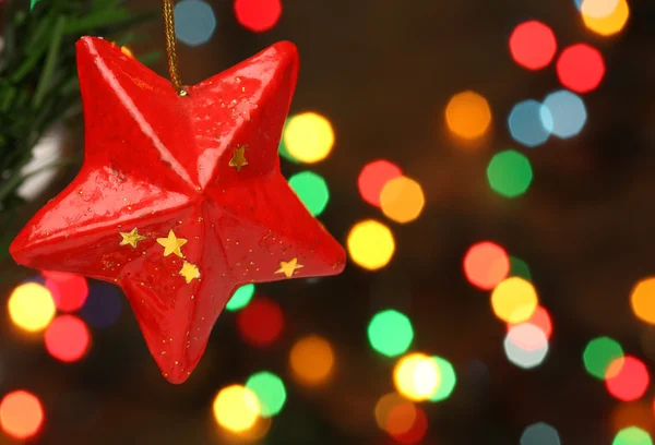 Estrella de Navidad en una rama de árbol —  Fotos de Stock