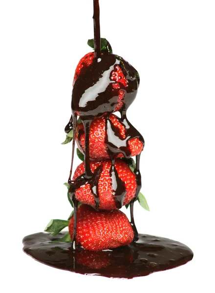 Nalil roztavené čokolády přes jahody — Stock fotografie