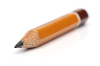Beyaz arkaplan üzerinde düzenli kalem