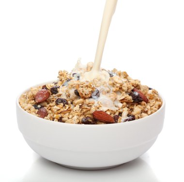 granola tahıl ile bir kase içine dökülen süt