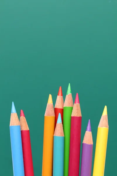 Groep van potloden, blackboard achter — Stockfoto