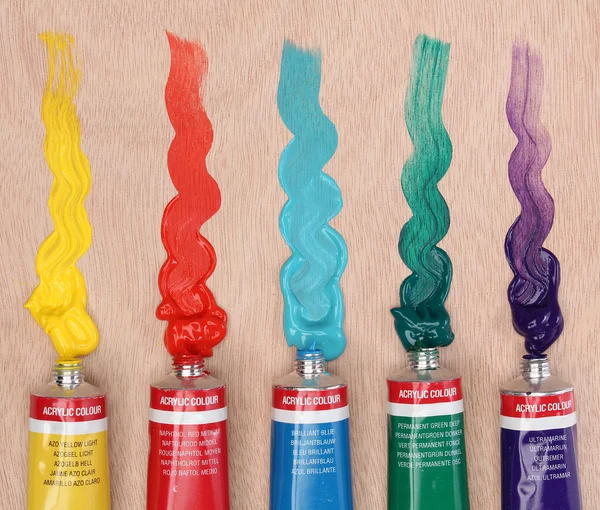 Cinco tubos de tinta sobre um palete — Fotografia de Stock