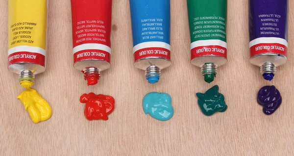 Cinco tubos de pintura sobre un palete — Foto de Stock