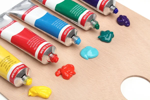 Cinco tubos de pintura sobre un palete — Foto de Stock