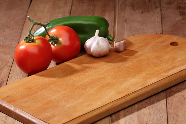 Tabla de cortar con algunas verduras —  Fotos de Stock