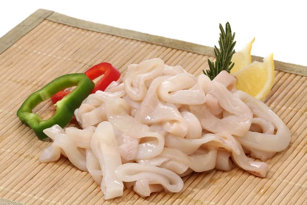 Hromady raw squid prstenů nad bílá — Stock fotografie