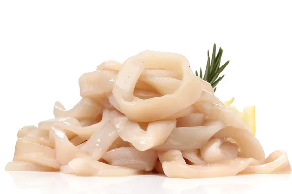 Mucchio di anelli di calamaro grezzi su bianco — Foto Stock