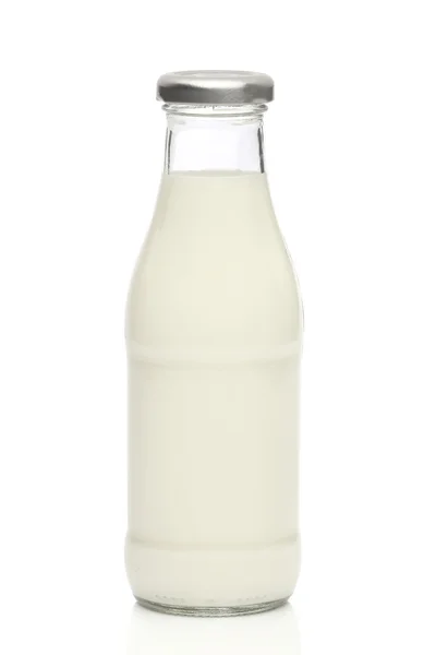Garrafa de leite isolada em branco com caminho de recorte — Fotografia de Stock
