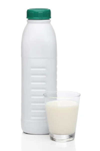 Milk bottle and a glass. With clipping path — Stock Photo, Image