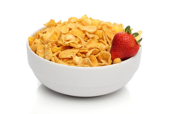 Haufen Cornflakes auf einer Schüssel vor weißem Hintergrund — Stockfoto