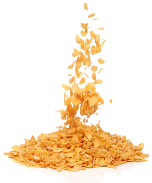 Copos de maíz cayendo en una pila, sobre fondo blanco — Foto de Stock