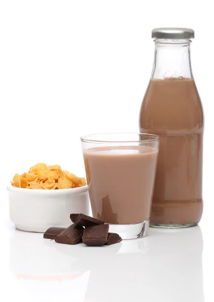 Leite de chocolate e flocos de milho sobre fundo branco — Fotografia de Stock