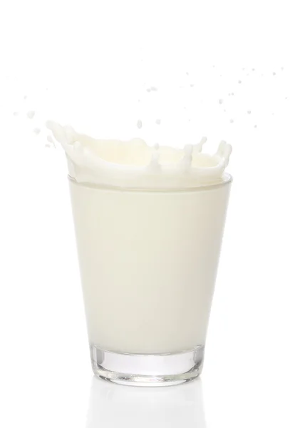 Mjölk splah på ett glas, över vit bakgrund — Stockfoto