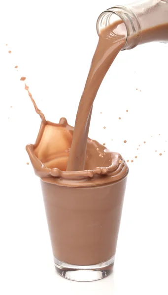 Botella que vierte chocolate con leche en un vaso — Foto de Stock