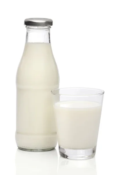 Milk bottle and a glass. With clipping path — Stock Photo, Image