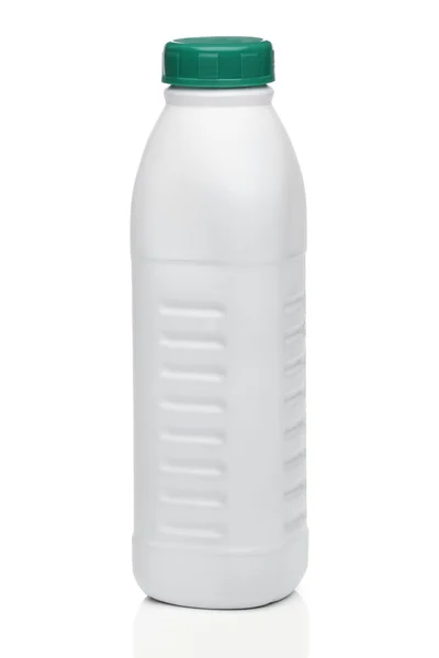 Botella de leche aislada en blanco con camino de recorte — Foto de Stock