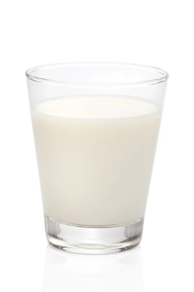Copo de leite fresco com caminho de recorte — Fotografia de Stock