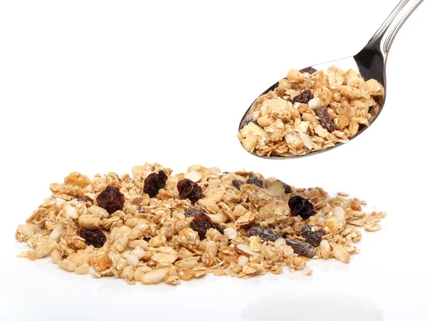 Granola cereales sobre una cuchara sobre fondo blanco — Foto de Stock