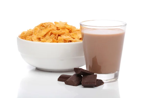 Leche de chocolate y copos de maíz sobre fondo blanco — Foto de Stock