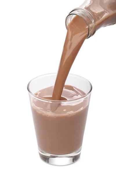 Flaska hälla mjölk choklad i ett glas — Stockfoto