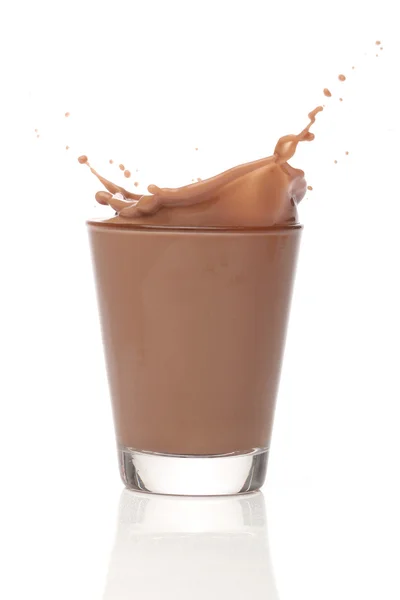 Splah czekoladowe mleko na białym tle — Zdjęcie stockowe