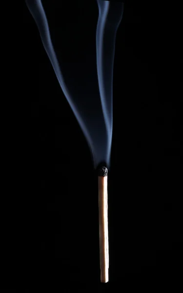 煙との黒の背景上の燃やされたマッチ — ストック写真