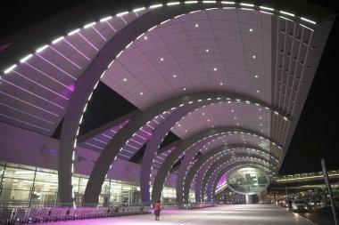 Dubai Havalimanı terminal, açık binanın yan