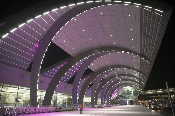 Terminal dell'aeroporto di Dubai, lato edificio esterno — Foto Stock